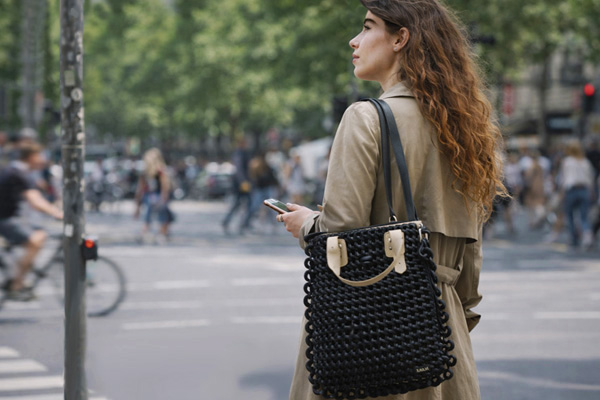 Berlin Mitte, junge Frau mit schwarzer Tasche
